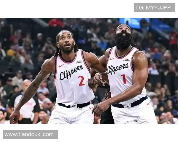 快船湖人马刺激战正酣NBA赛季精彩对决引发球迷热议